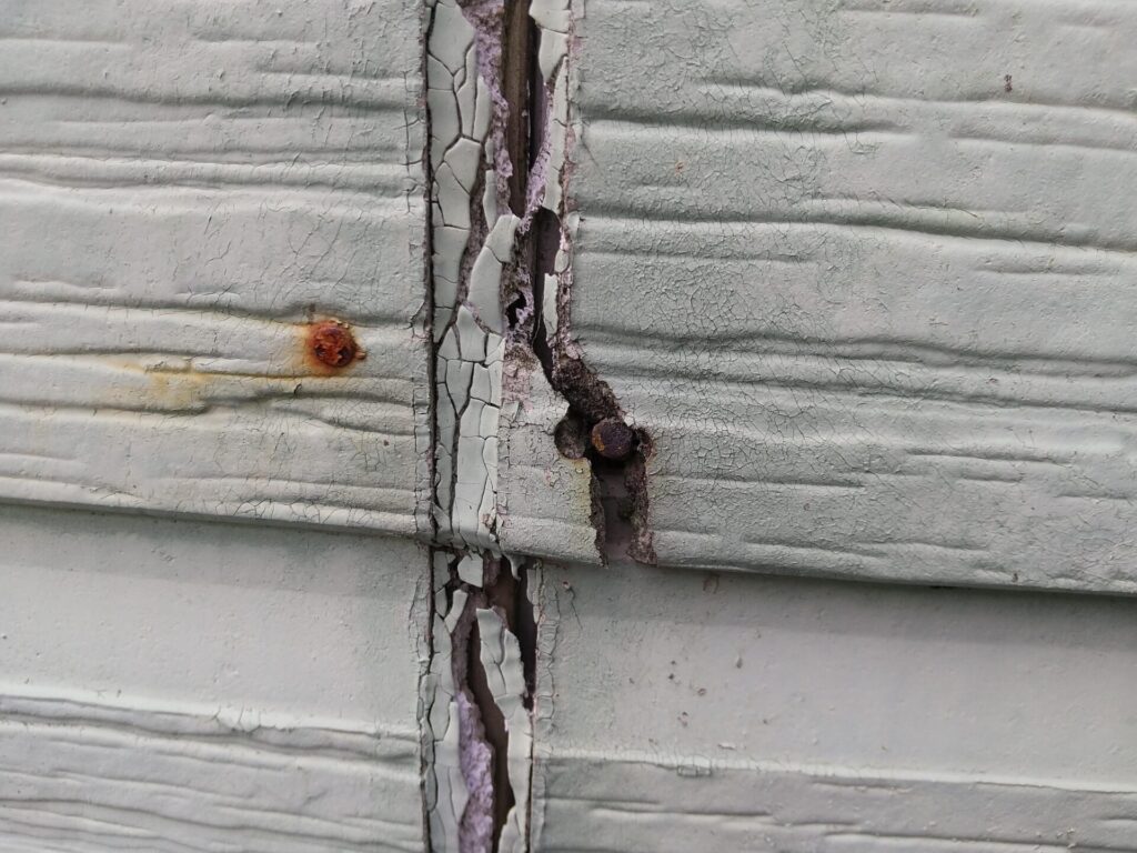 コーキングの割れ、硬化の写真