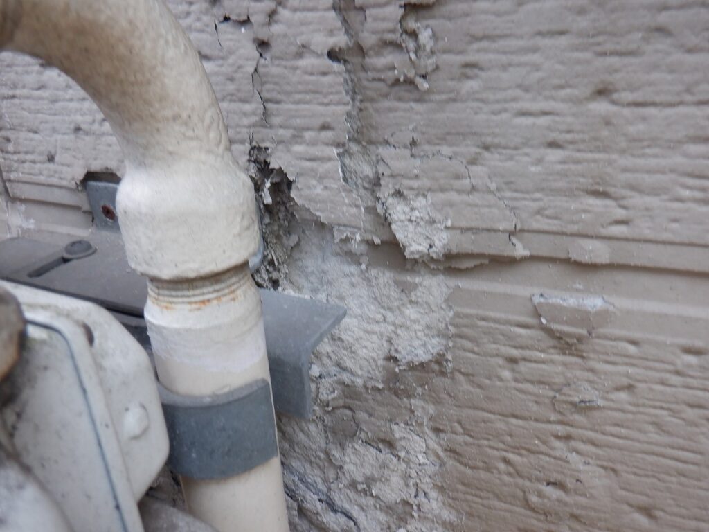 凍害により崩れ落ちた外壁