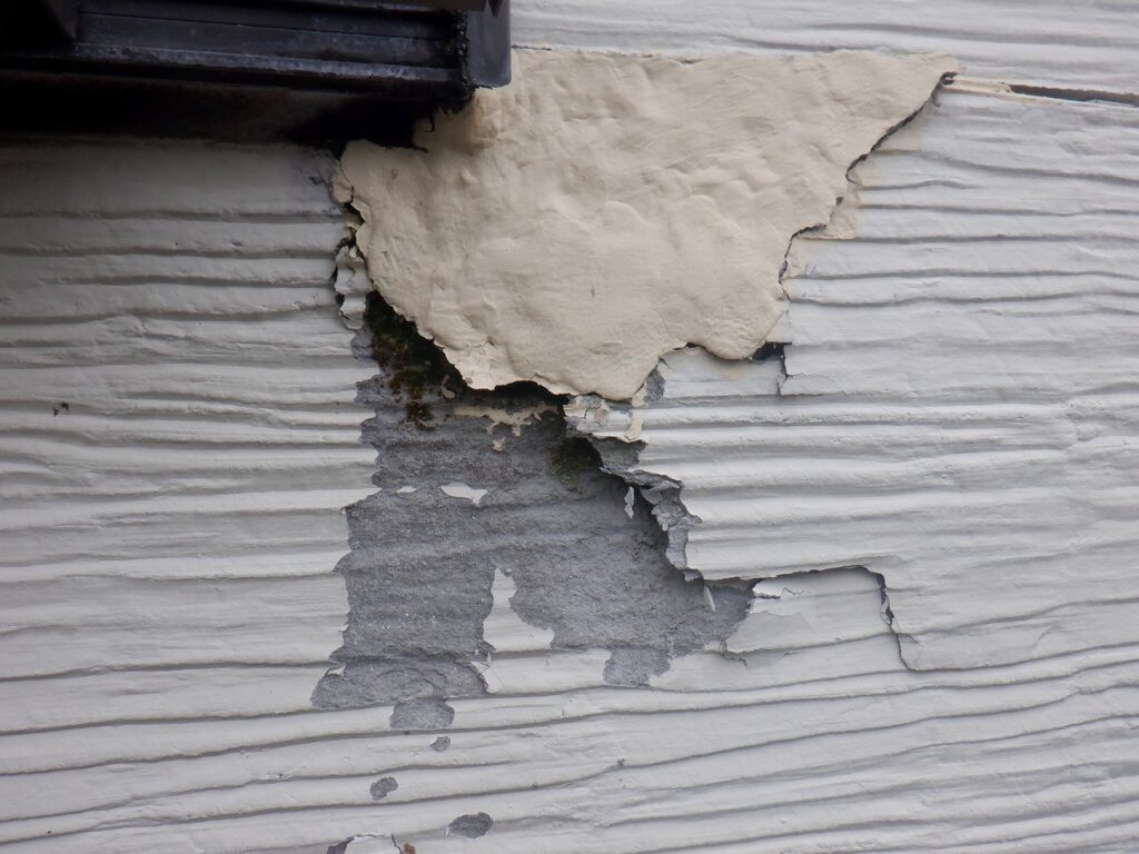 凍害によってひび割れが発生した外壁の写真