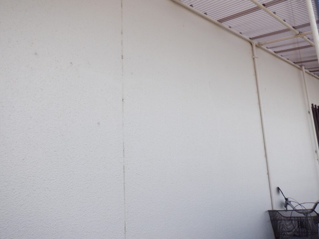 宇都宮市の外壁塗装でマスチック工法を用いて塗装をしたモルタルの住宅の施工後1年経過