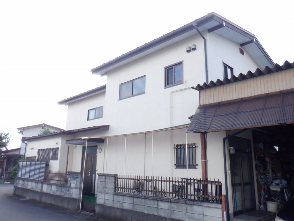 宇都宮市の外壁塗装でマスチック工法を用いて塗装をしたモルタルの住宅の施工後1年経過