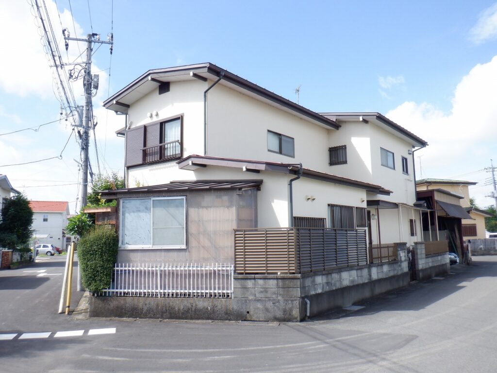 宇都宮市の外壁塗装でマスチック工法を用いて塗装をしたモルタルの住宅の施工後1年経過