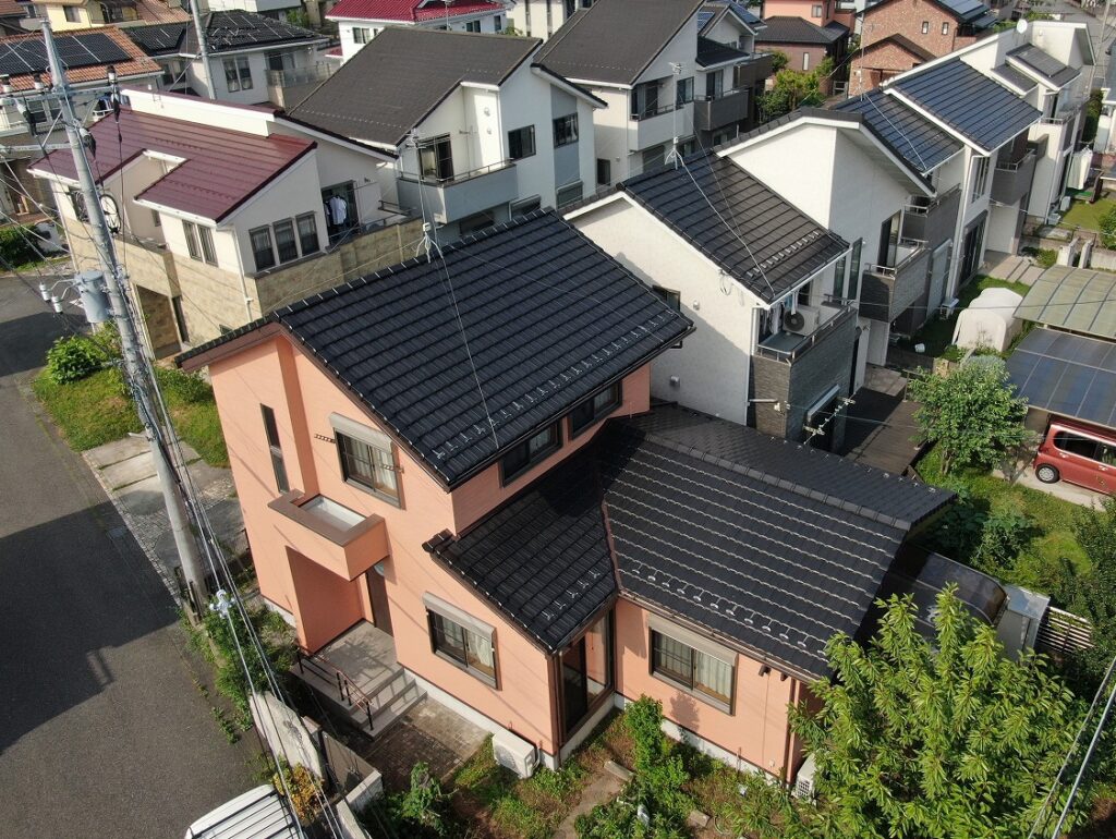 宇都宮市の積水ハウスで建てられた住宅の外壁塗装施工後。ピンクベージュの外壁と黒い屋根が美しく仕上がった住宅の外観。