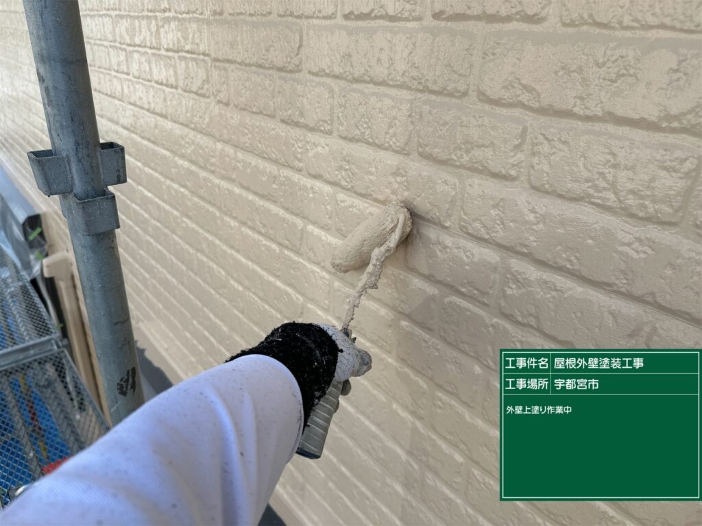 宇都宮市の外壁塗装における上塗り作業中