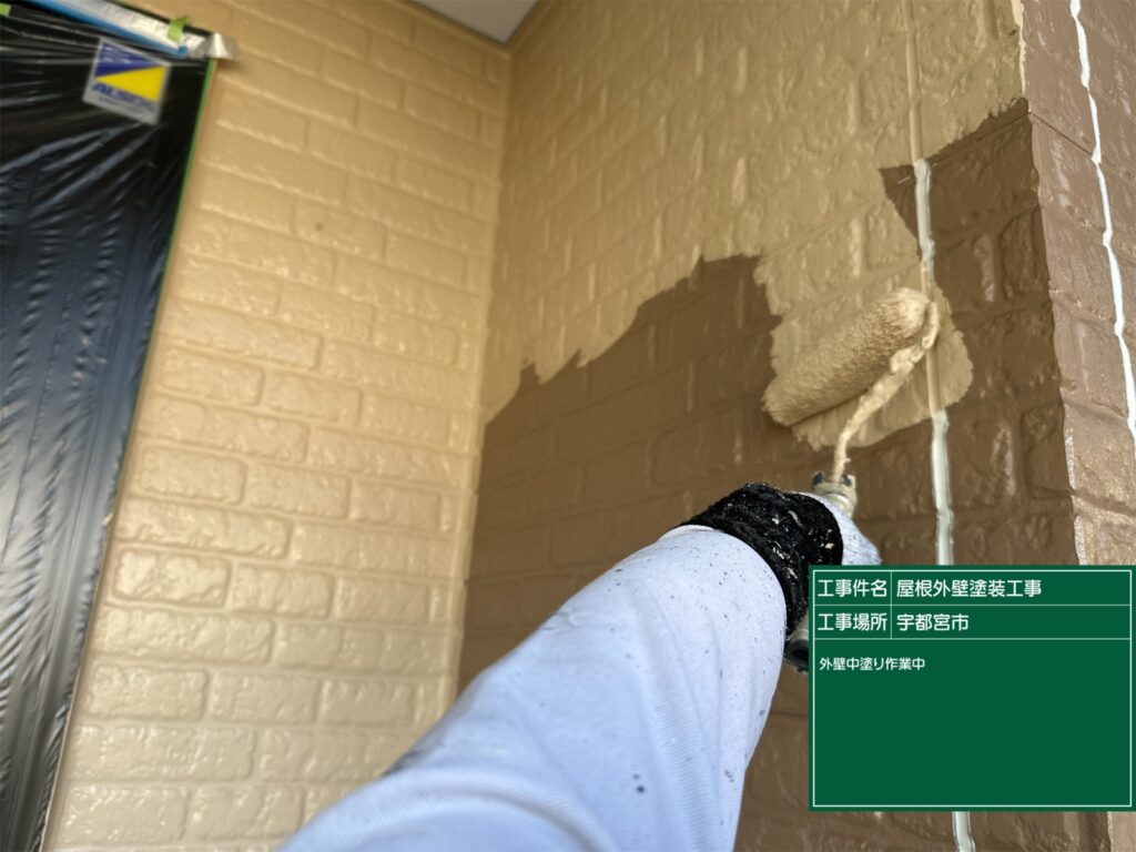 宇都宮市の外壁塗装における中塗り作業中