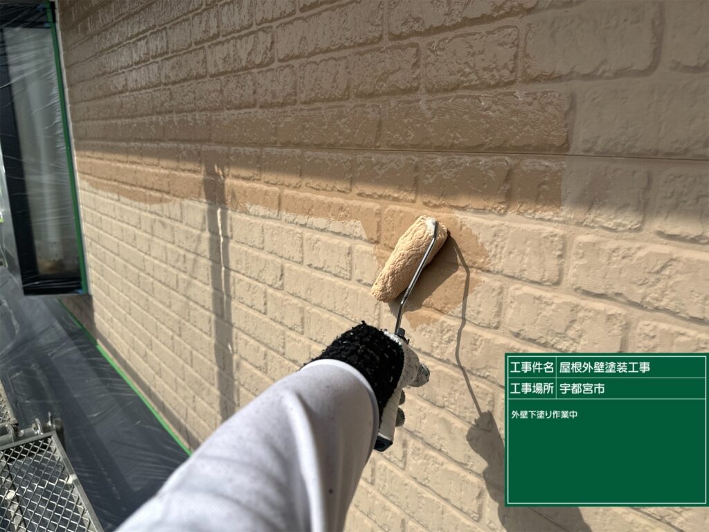 宇都宮市の外壁塗装における下塗り作業中