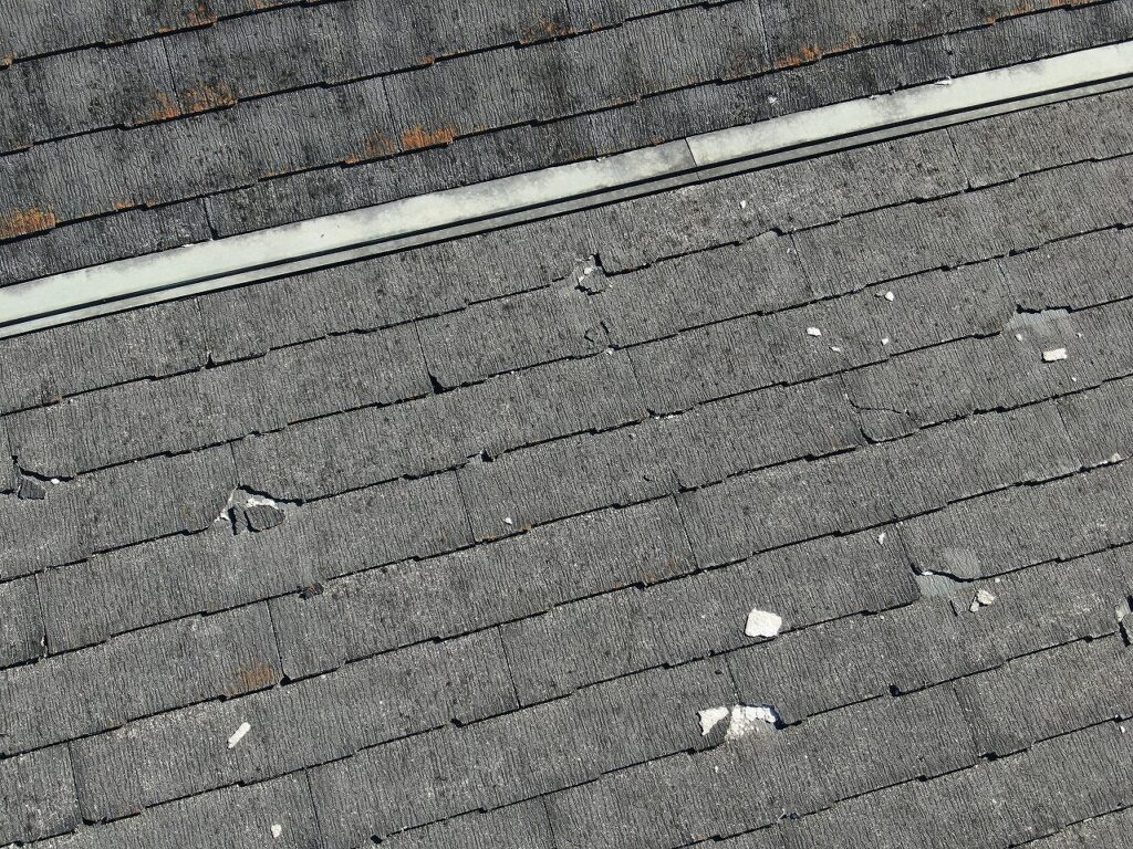 宇都宮市におけるノンアスベスト屋根のひび割れ、欠けの劣化状況写真