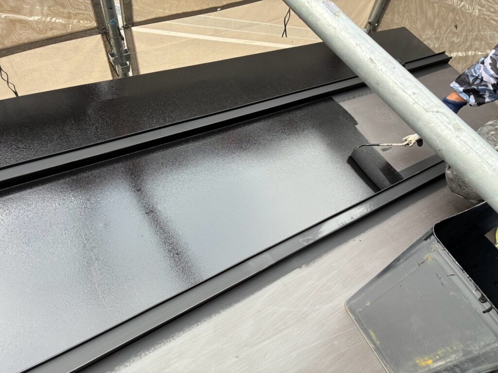 ガルバリウム鋼板の屋根にﾌﾟﾗｲﾏｰを塗っている所