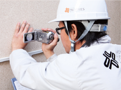 宇都宮市の住宅、塗装前の診断を行っている