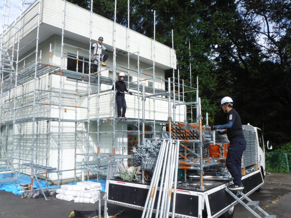 宇都宮市での外壁塗装工事での足場組立の状況