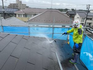 宇都宮市での屋根外壁塗装のための洗浄の状況