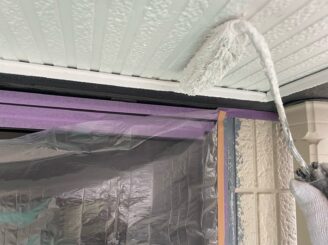 宇都宮市　軒天塗装　上塗り作業中