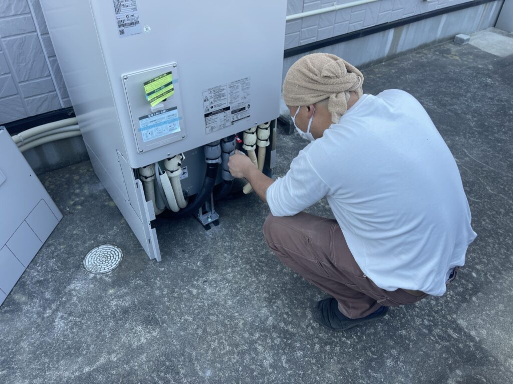 築15年の宇都宮市の住宅でエコキュート交換工事　最終調整をしている状況