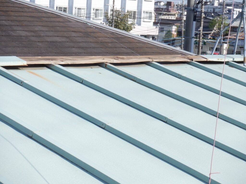 金属屋根における棟板金部下地木部の腐食