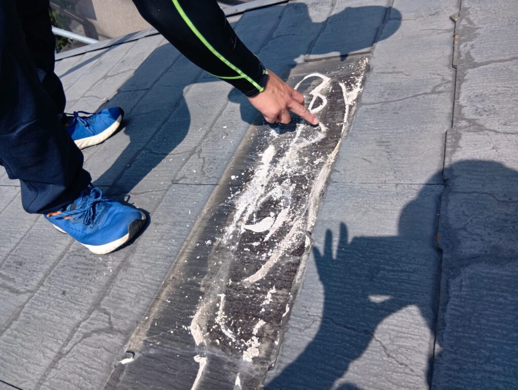 宇都宮市のノンアスベスト屋根のシーリング劣化状況写真