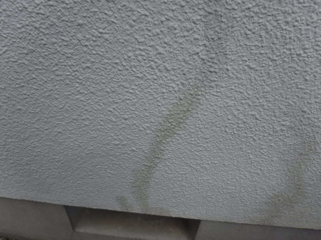 宇都宮市で修理が必要な、外壁のひび割れの写真