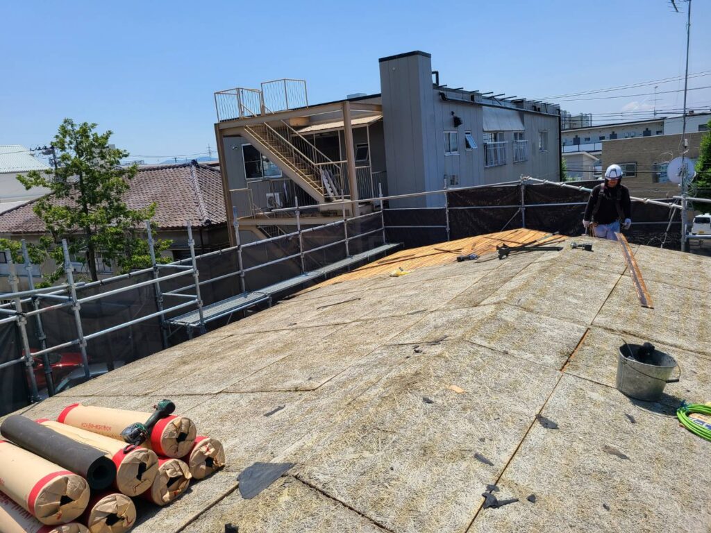 宇都宮市で地震で歪んでしまった屋根の改修工事現場
