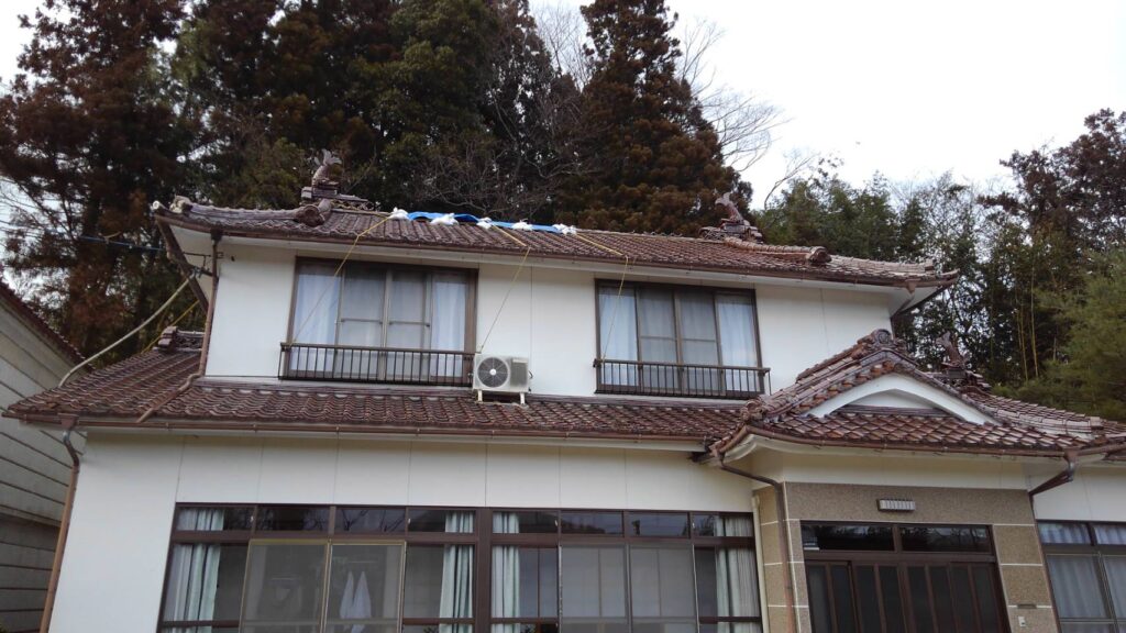 宇都宮市の地震でで棟部分が崩れてしまった瓦屋根