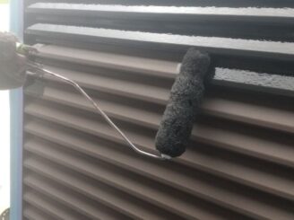 窓の雨戸の塗装画像