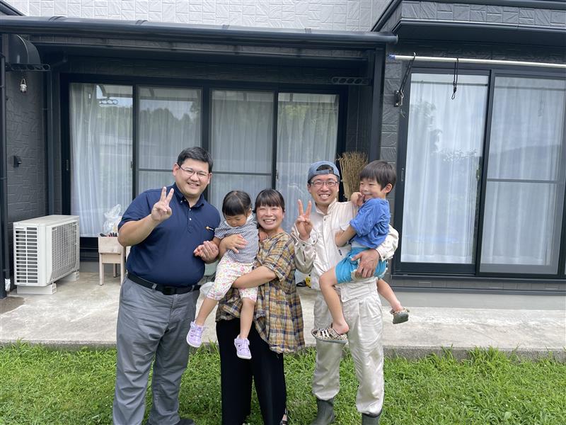 お客様ご家族とスタッフの写真