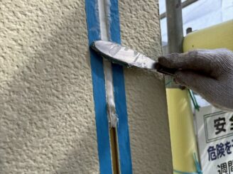宇都宮市における外壁塗装前のシーリング工事(打ち替え)のシーリングヘラ押さえ作業中