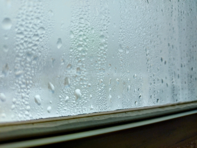 冬の結露した窓のイメージ
