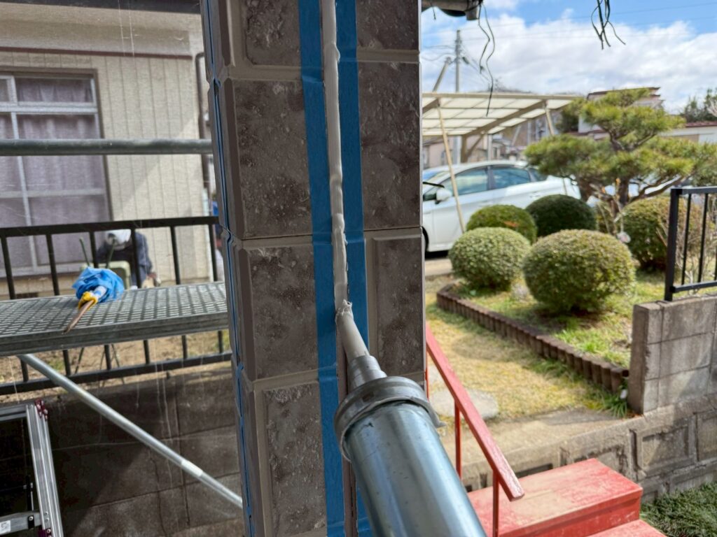 地震で傷んだシーリング材を交換施工している宇都宮の現場