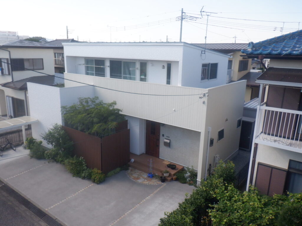 宇都宮市屋根外壁塗装における付帯部を白系で塗装施工後