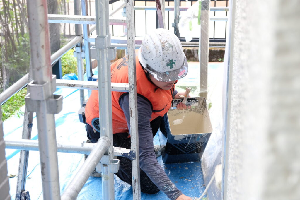 宇都宮市で外壁塗装を行う職人の作業風景