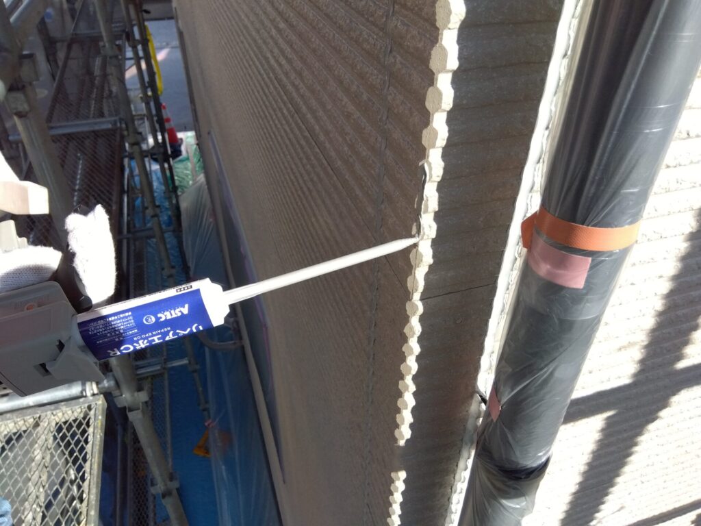 宇都宮市の住宅で地震に備えひび割れの補修を行う