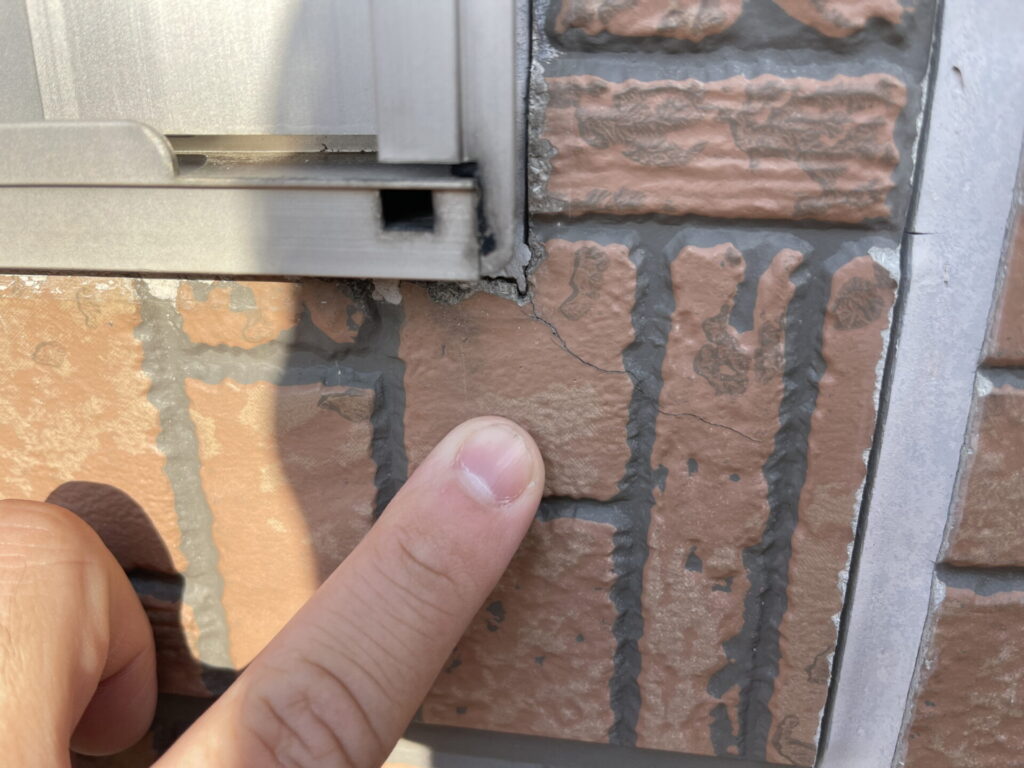 宇都宮市で、地震によりひび割れの生じた外壁