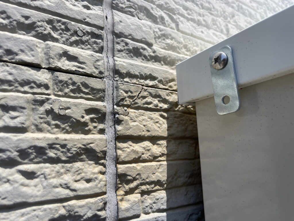 シーリングから水が入り、地震で外壁が脆くなってしまった宇都宮市の住宅