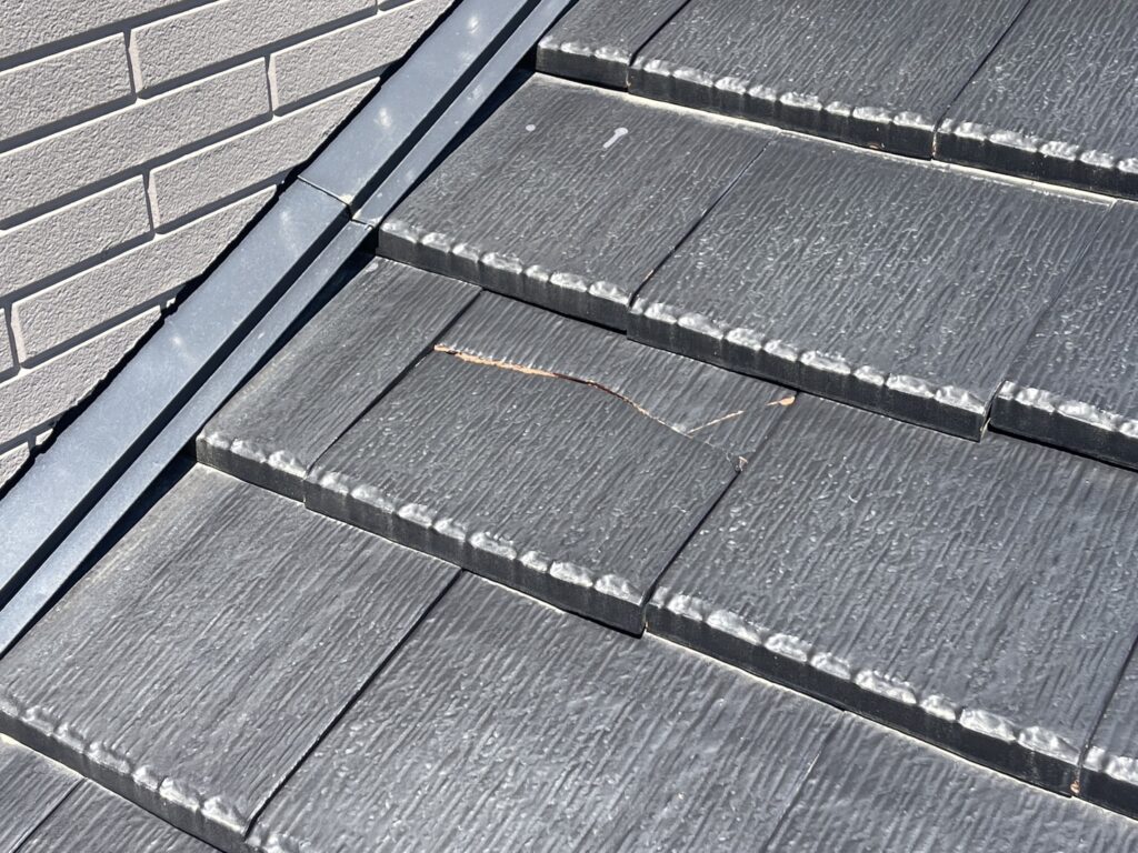 宇都宮市で地震により割れてしまった瓦屋根