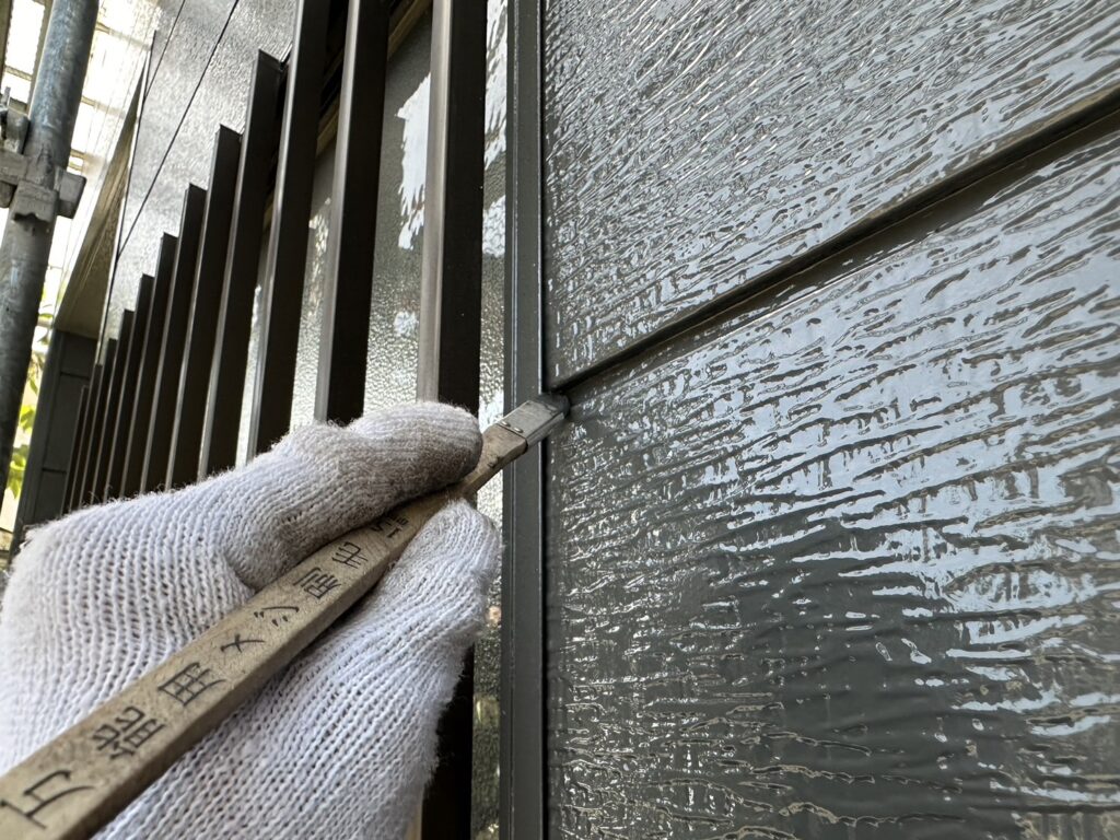 冬の外壁塗装の施工不良により発生したツヤムラ