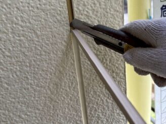 宇都宮市における外壁塗装前のシーリング工事(打ち替え)の既存シーリング撤去作業中