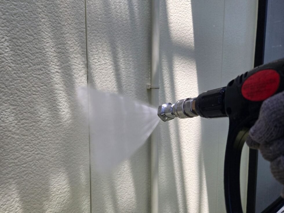 宇都宮市で屋根外壁塗装前に行う高圧洗浄の作業状況