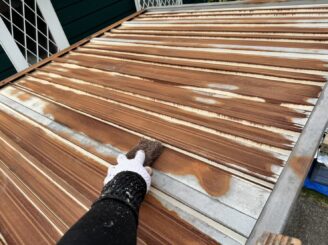 宇都宮市の外壁塗装における物置屋根のケレン作業風景