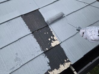 宇都宮市の屋根塗装における下塗り作業中