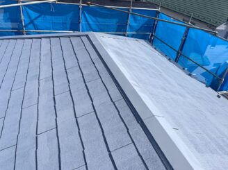 芳賀郡の住宅の屋根塗装における下塗りの施工写真