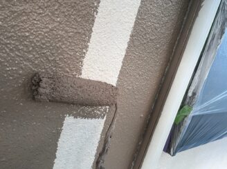 芳賀郡の住宅の外壁塗装の中塗り・上塗り施工写真