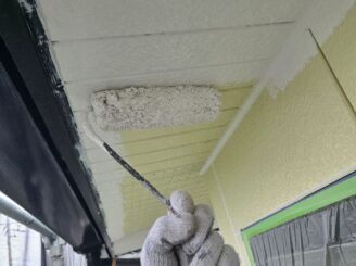 宇都宮市の外壁塗装における軒天の中塗り作業中