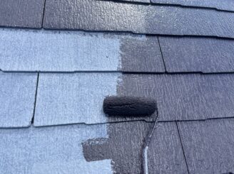 芳賀郡の住宅の屋根塗装における中塗り・上塗りの施工写真
