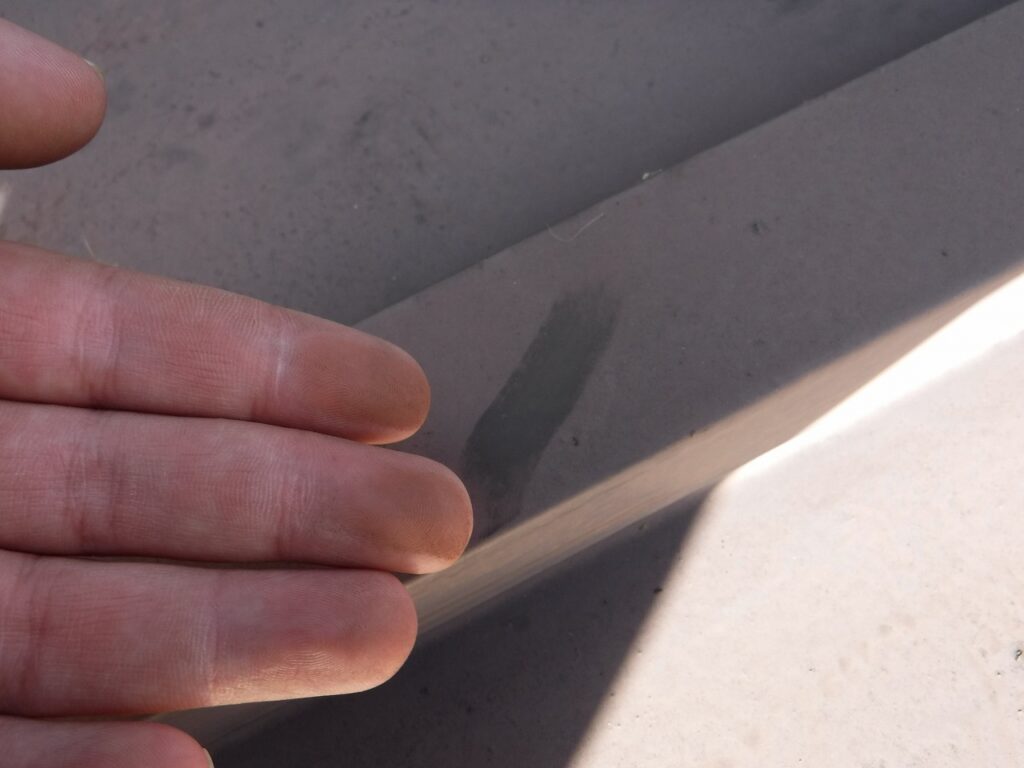 宇都宮市の住宅で確認した金属屋根のチョーキング現象。外壁塗装前の点検で塗膜が粉状に劣化している状態