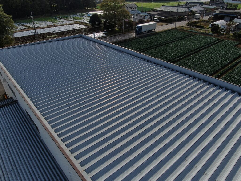 宇都宮市の建物を上空から撮影したトタン屋根の全景。外壁塗装とあわせて確認した金属屋根の施工・メンテナンス状況