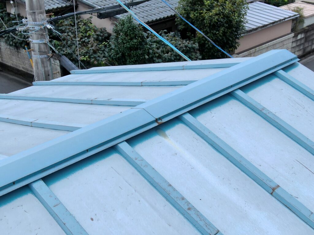 宇都宮市の住宅で外壁塗装前に確認した金属屋根の釘浮きの劣化状況