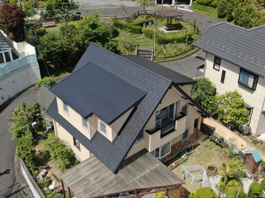 宇都宮市の住宅にて屋根カバー工法と外壁塗装を同時施工した完成写真