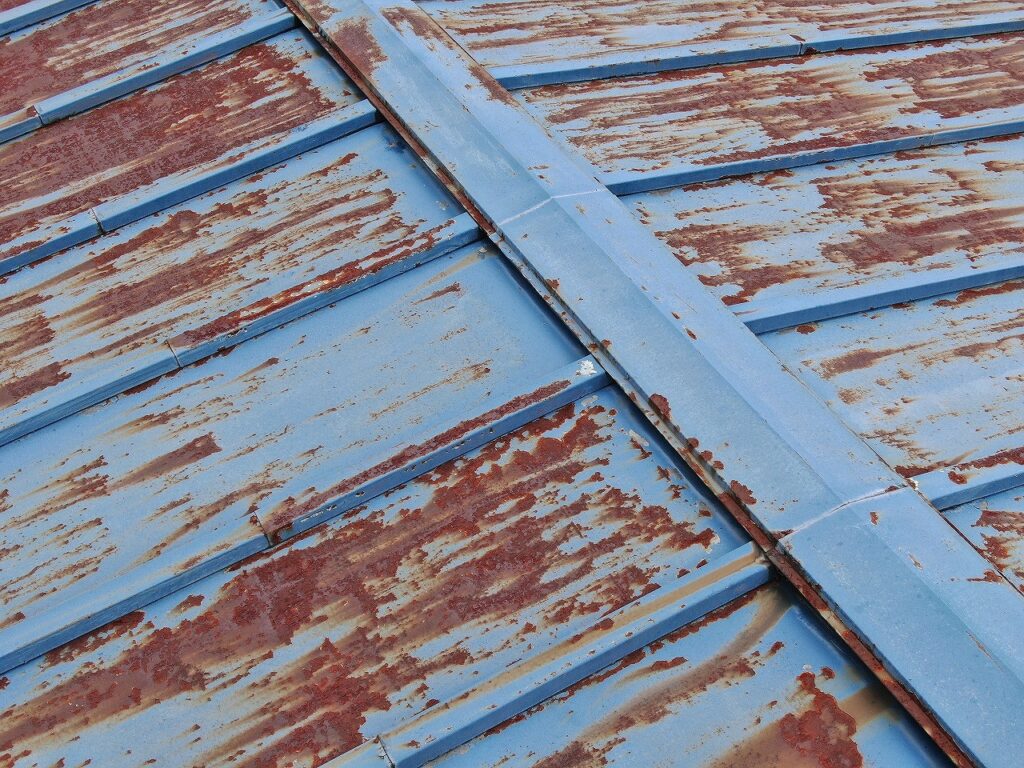 宇都宮市の住宅で外壁塗装前の点検時に確認した金属屋根の中度錆の状態