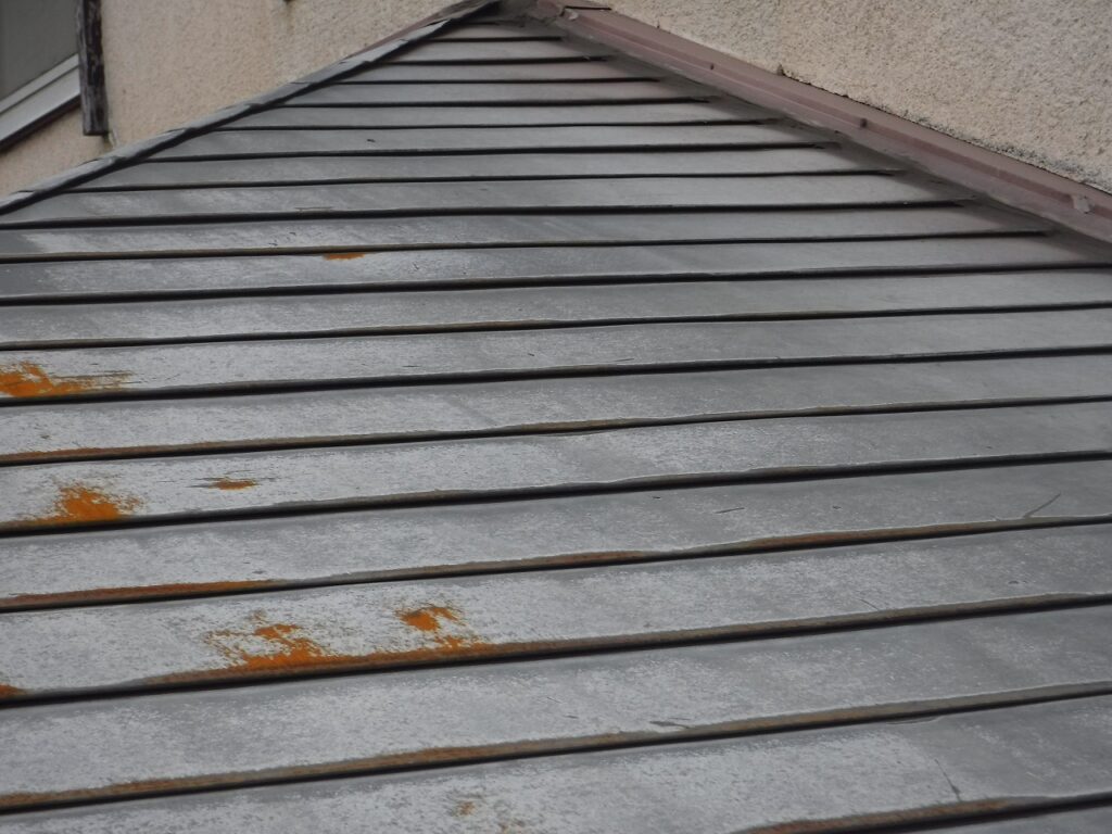 宇都宮市の住宅で確認したトタン屋根の劣化状況。外壁塗装とあわせて点検した錆が発生している金属屋根の様子
