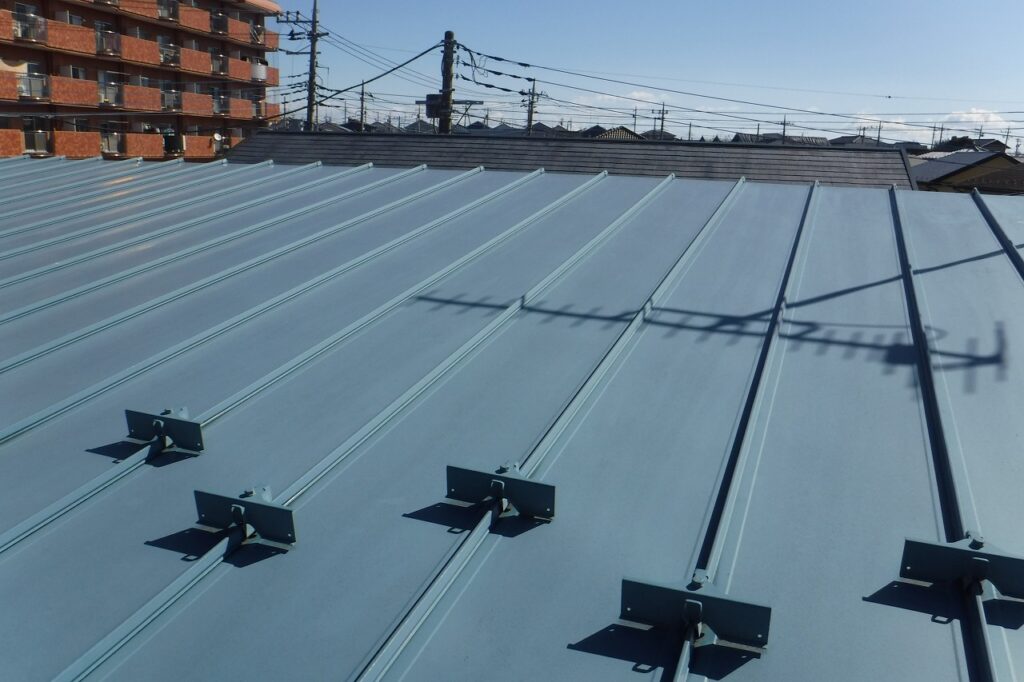 宇都宮市の住宅に施工されたガルバリウム鋼板屋根の様子。外壁塗装とあわせて点検・メンテナンスを行った金属屋根の施工写真