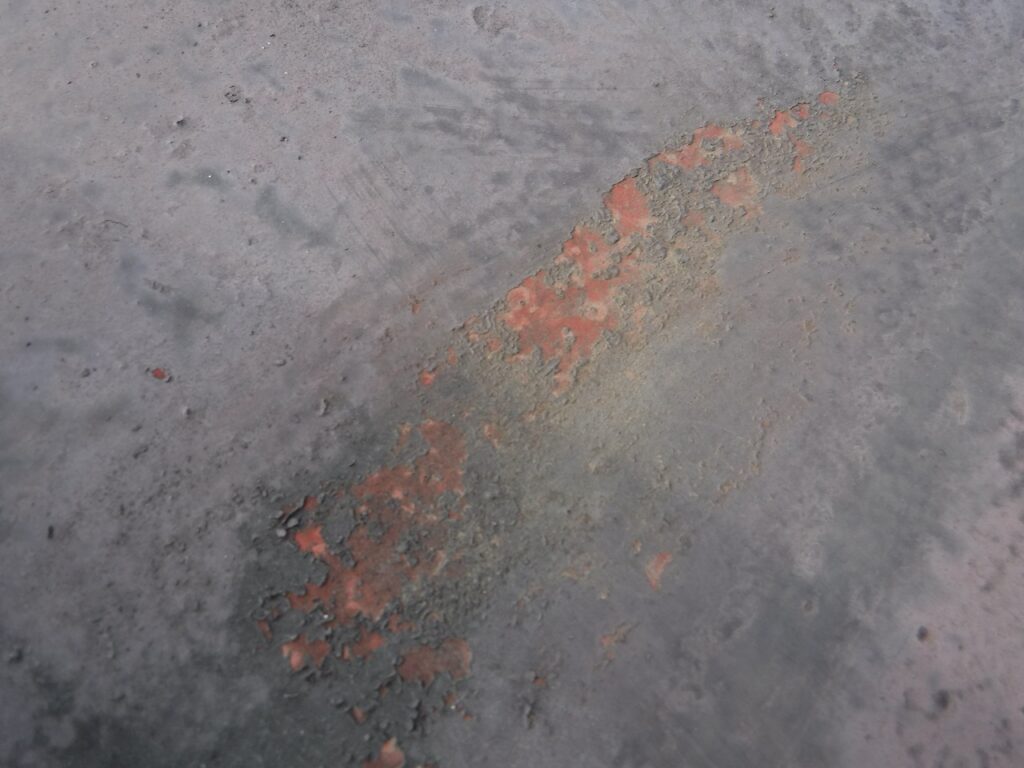 宇都宮市の住宅で点検時に確認した金属屋根に発生した軽度の錆の状態